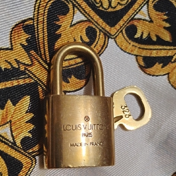 LOUIS VUITTON  Authentic Padlock and Key 🔐# 323 - Picture 4 of 7